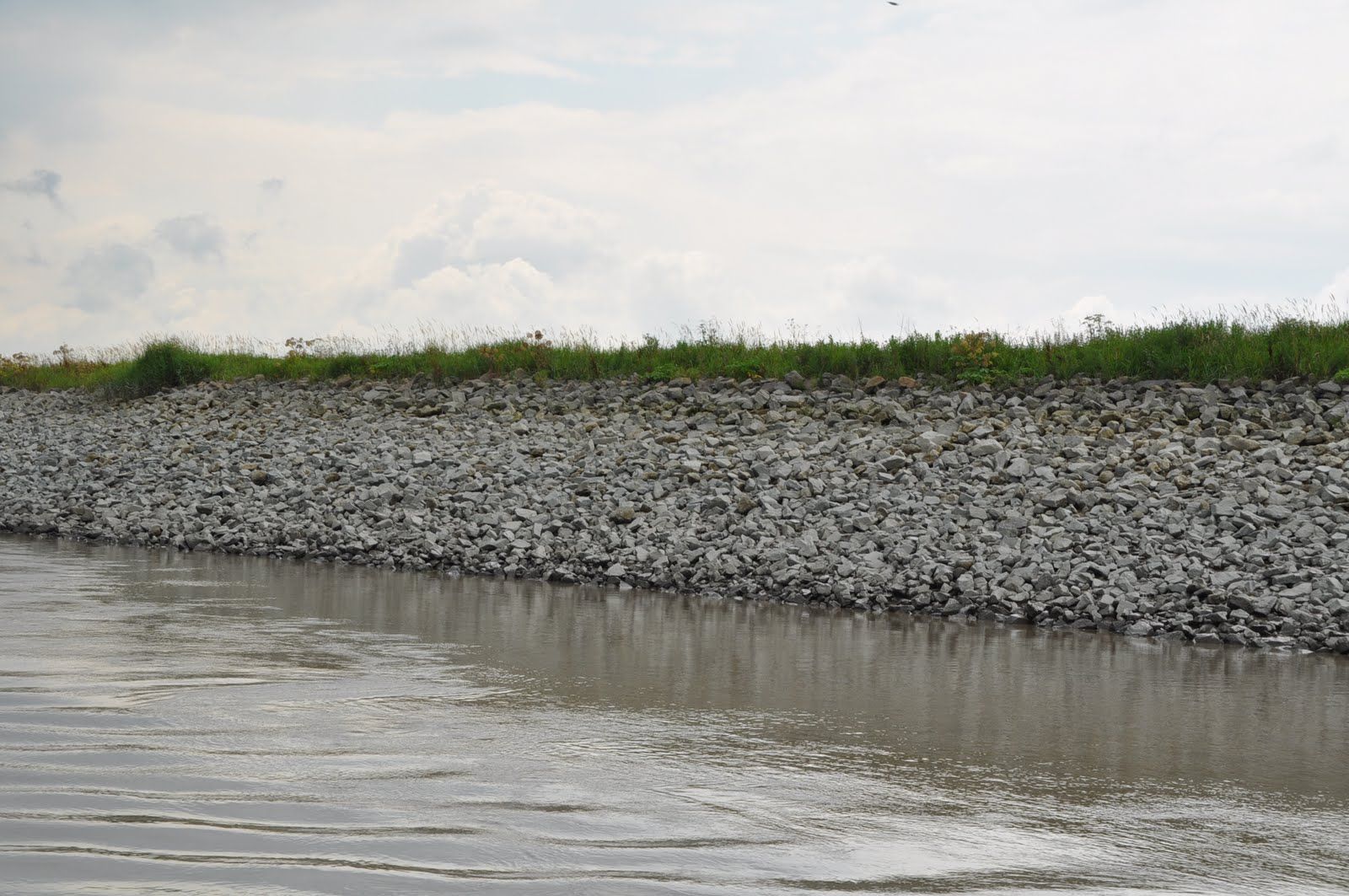Steinschüttung am Ems-Ufer. Foto: C. Stocksiecker
