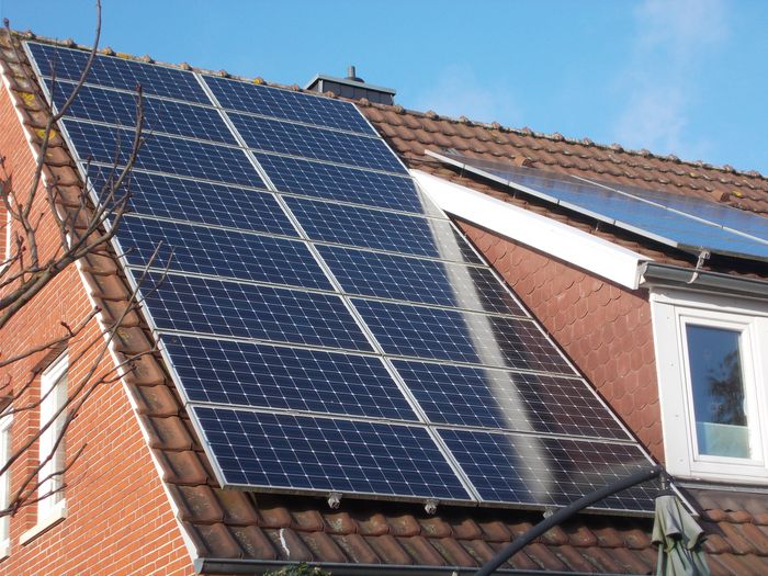 Photovoltaik-Anlage auf einem Wohnhaus. Foto: BUND